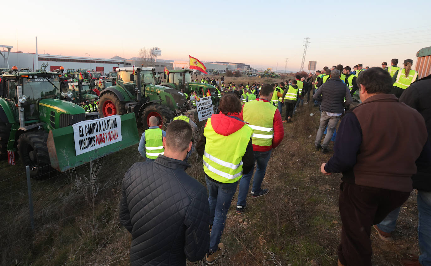 Los agricultores cortan la autovía en la ronda de Palencia
