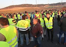 Los agricultores cortan la autovía en la ronda de Palencia