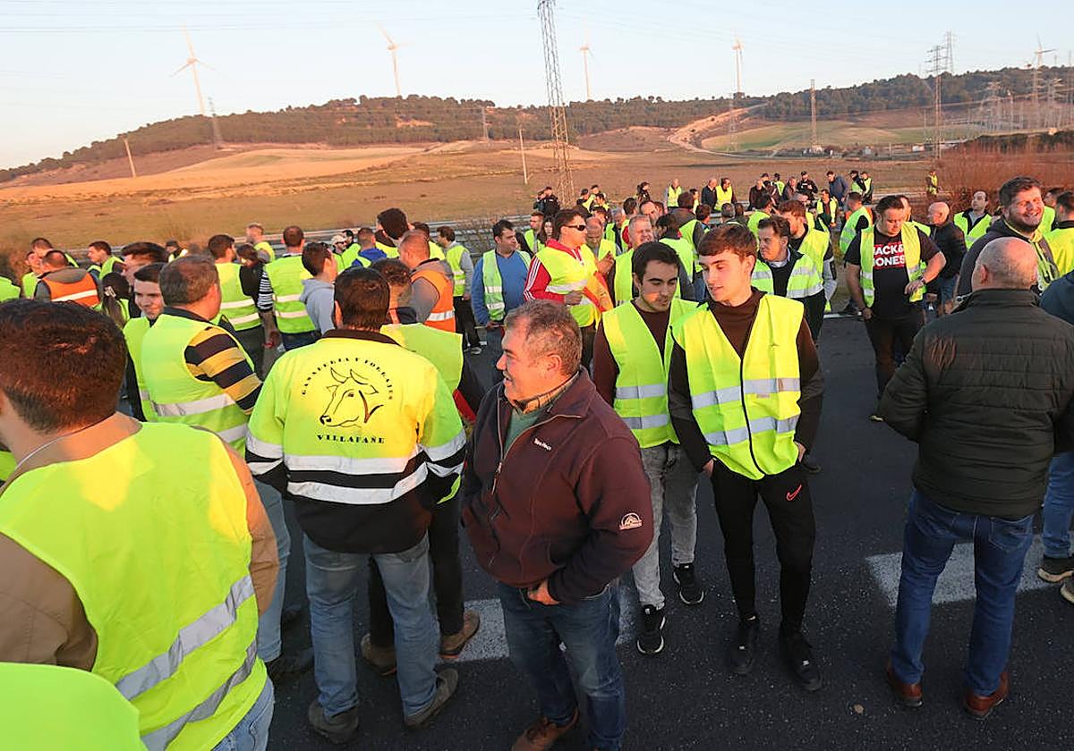 Los agricultores cortan la autovía en la ronda de Palencia
