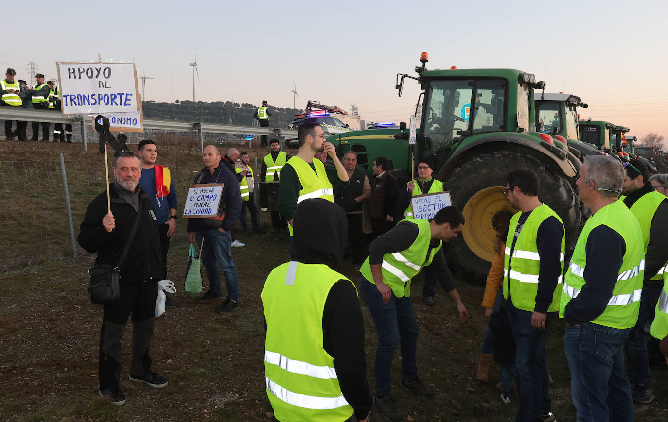 Los agricultores cortan la autovía en la ronda de Palencia