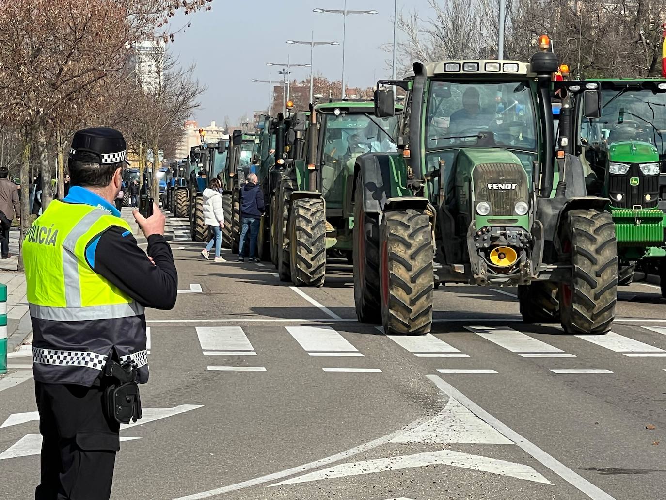 Los tractores bloquean la Avenida de Salamanca