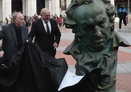 El alcalde, Jesús Julio Carnero, junto a Fernando Méndez-Leite, descubriendo una de las ocho esculturas de Goya repartidas por la ciudad el pasado 17 de enero.