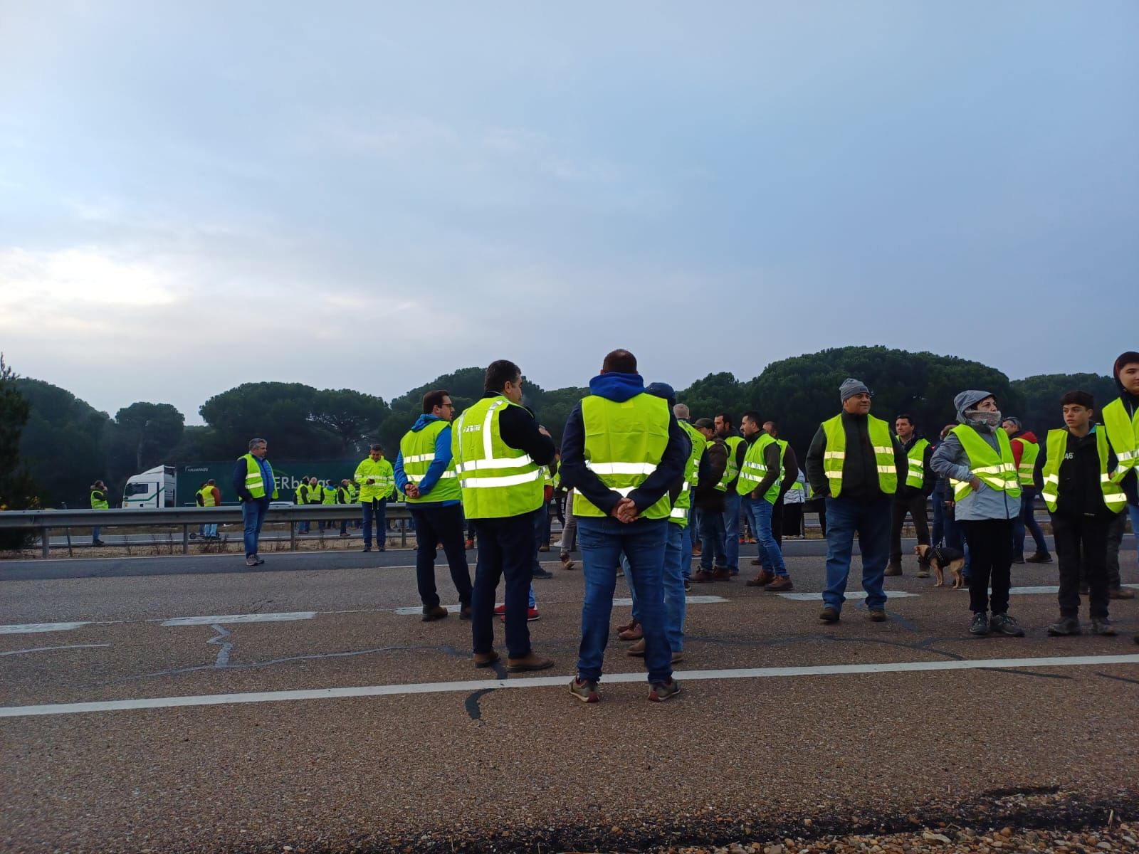 Los agricultores cortan la A-62 en ambos sentidos a la altura de El Montico