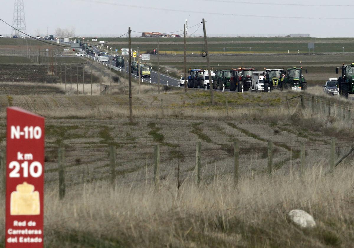 Tractores por la N-110 en su camino a Villacastín.