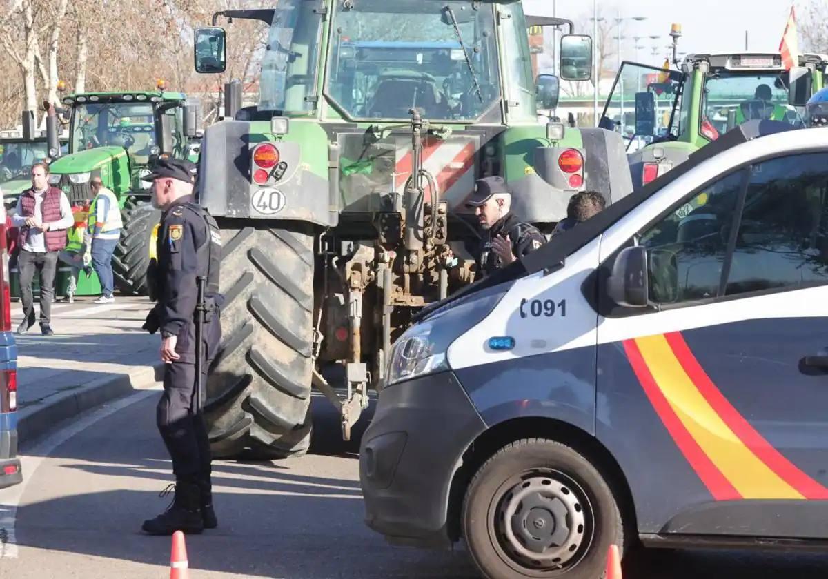 Dos policías nacionales, durante la protesta en Salamanca.