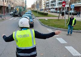 Un policía local regula el tráfico en Villa de Prado durante la tractorada de este martes.