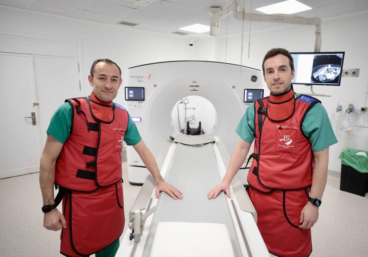 Los doctores Israel Sánchez Lite y Borja Toribio Calvo, en el TAC para intervencionismo de servicio.