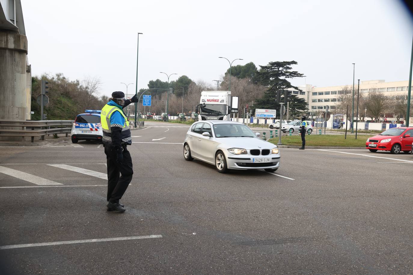 El cruce del colegio de San Agustín, con ran flujo de tráfico y regulado por la Policía a pesar de no haber llegado los tractores.