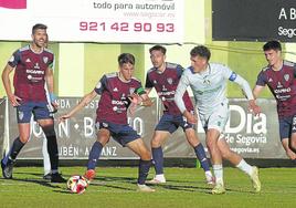 Arévalo intenta cortar el avance de un jugador del Getafe B durante el partido del pasado domingo.