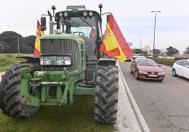 Los tractores, en el tercer día de protestas, a su paso por Valladolid.