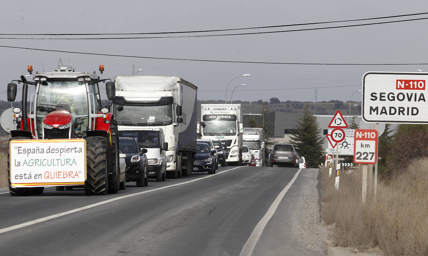 La tractorada de Villacastín, en imágenes