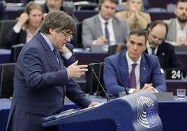 Carles Puigdemont en el Parlamento Europeo, en Estrasburgo, en el que coincidió con Pedro Sánchez en diciembre.