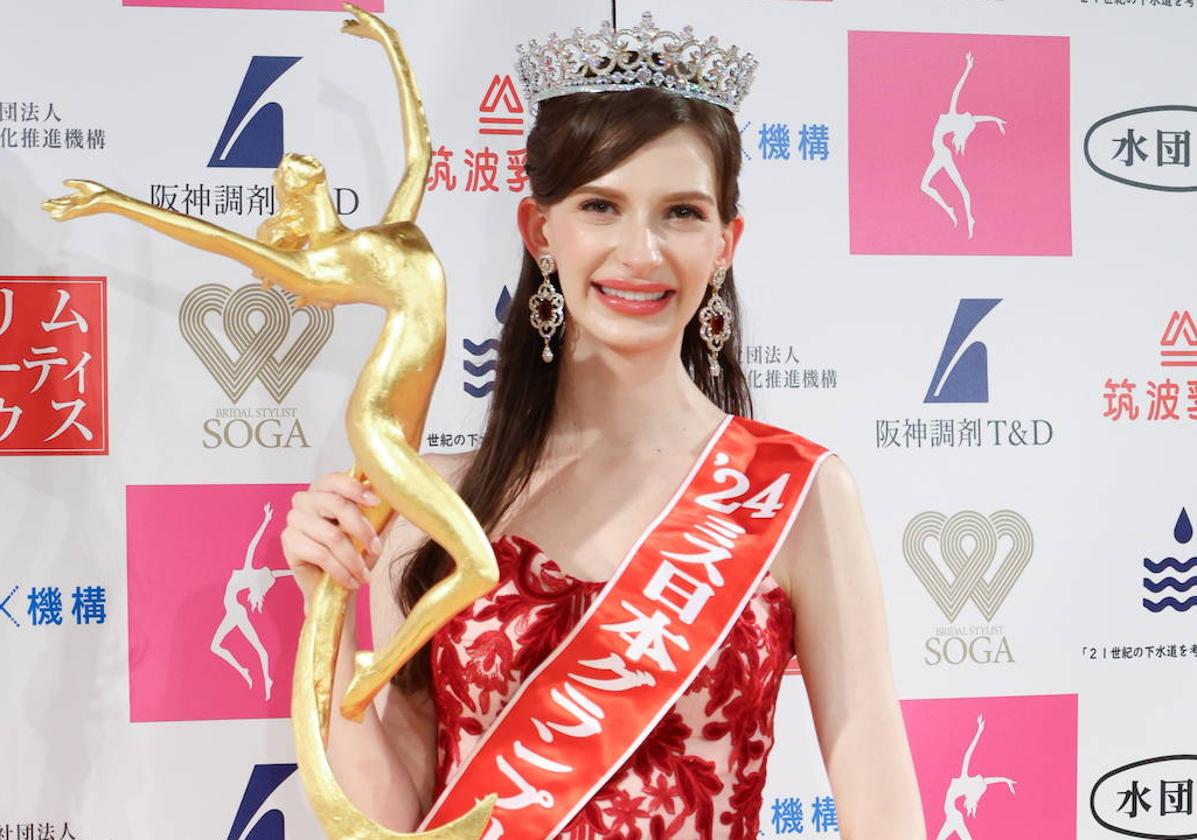 La ganadora de Miss Japón, posando con el trofeo.