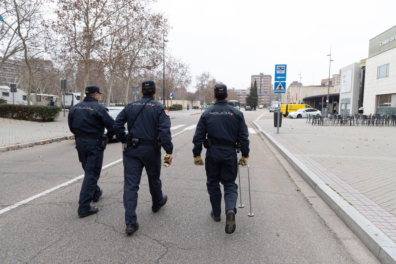 Tres agentes revisan el perímetro de la Feria de Valladolid.