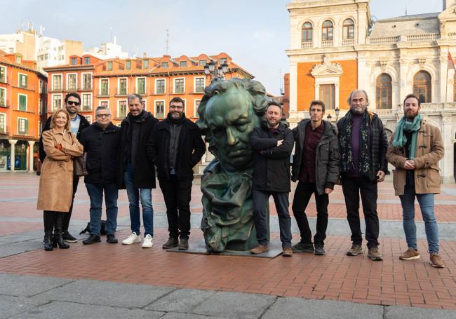 Académicos vallisoletanos que ayer posaron ante la estatua de Goya colocada en la Plaza Mayor.