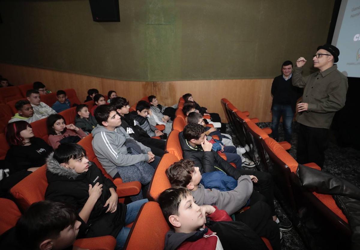 Pablo Berger, durante el coloquio que mantuvo con escolares en los cines Casablanca y que también fue retransmitido a los Broadway dentro del programa Pajarillos Educa.