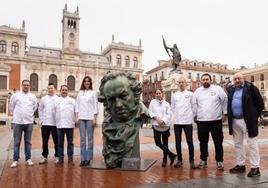 Los hosteleros que participaron en Madrid Fusión, junto a la estatua de los Goya.