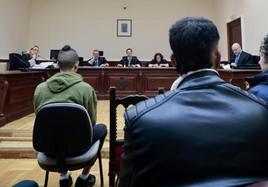 El acusado y la víctima durante la celebración de la vista en la Audiencia Provincial.