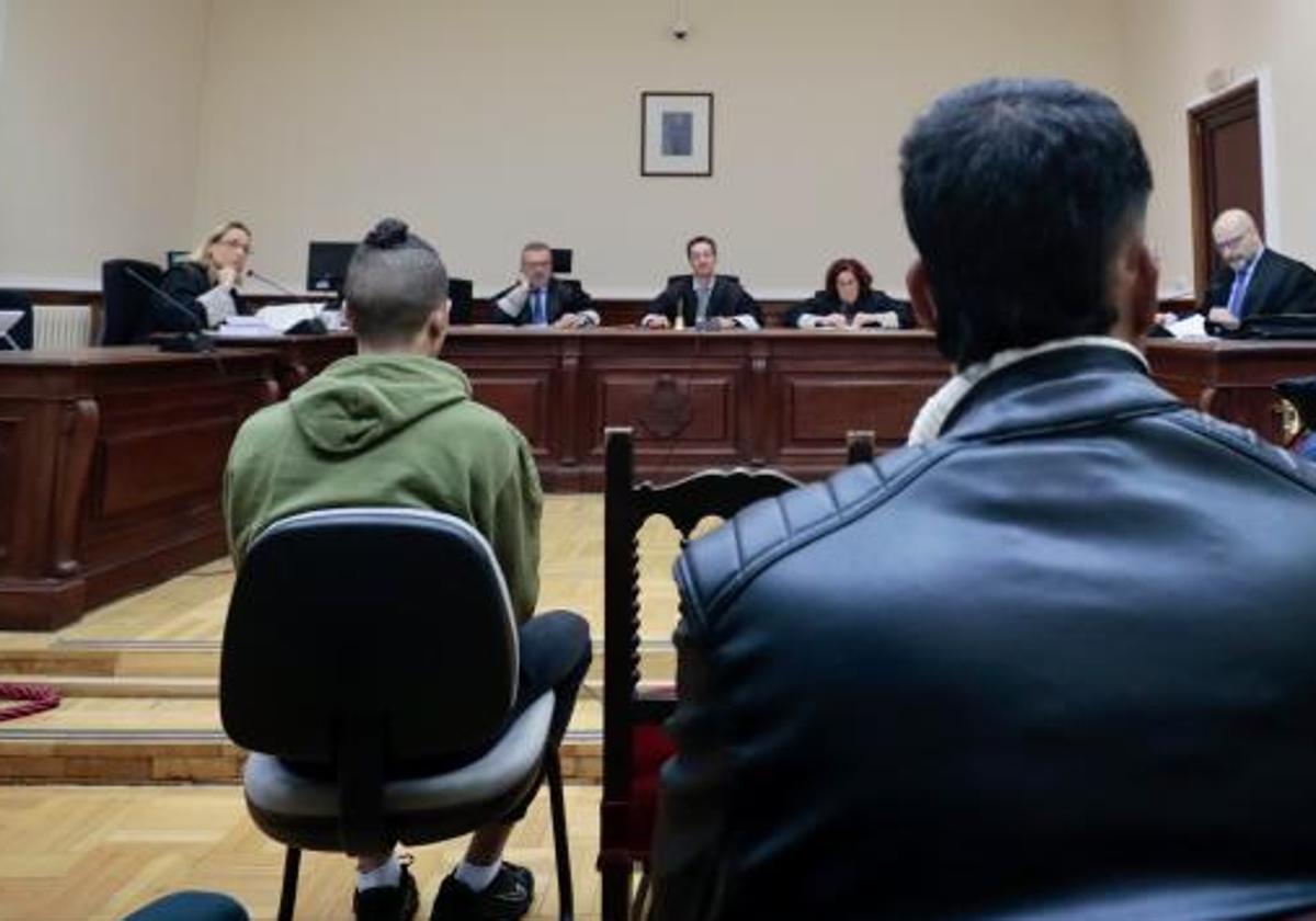 El acusado y la víctima durante la celebración de la vista en la Audiencia Provincial.