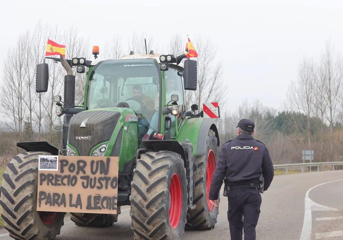 Un agente de la Policía Nacional se dirige hacia un tractor durante la protesta del martes en Palencia.