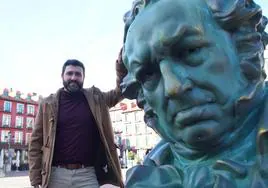 Diego Merayo, 'Te lo cuento sin spoilers', en la Plaza Mayor de Valladolid, junto a la estatuilla de los Premios Goya