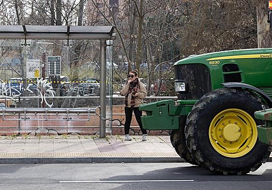 Uno de los tractores se asoma por la avenida de Gijón, durante las movilizaciones de este martes.