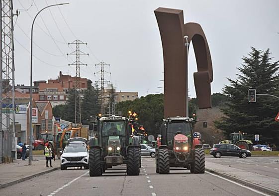 Los tractores invaden Palencia y protestan en la Delegación de la Junta