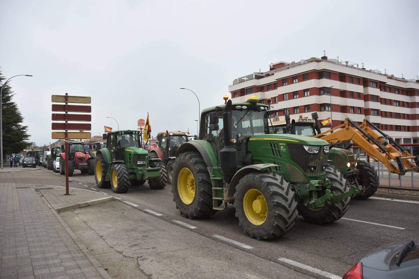 Los tractores invaden Palencia y protestan en la Delegación de la Junta