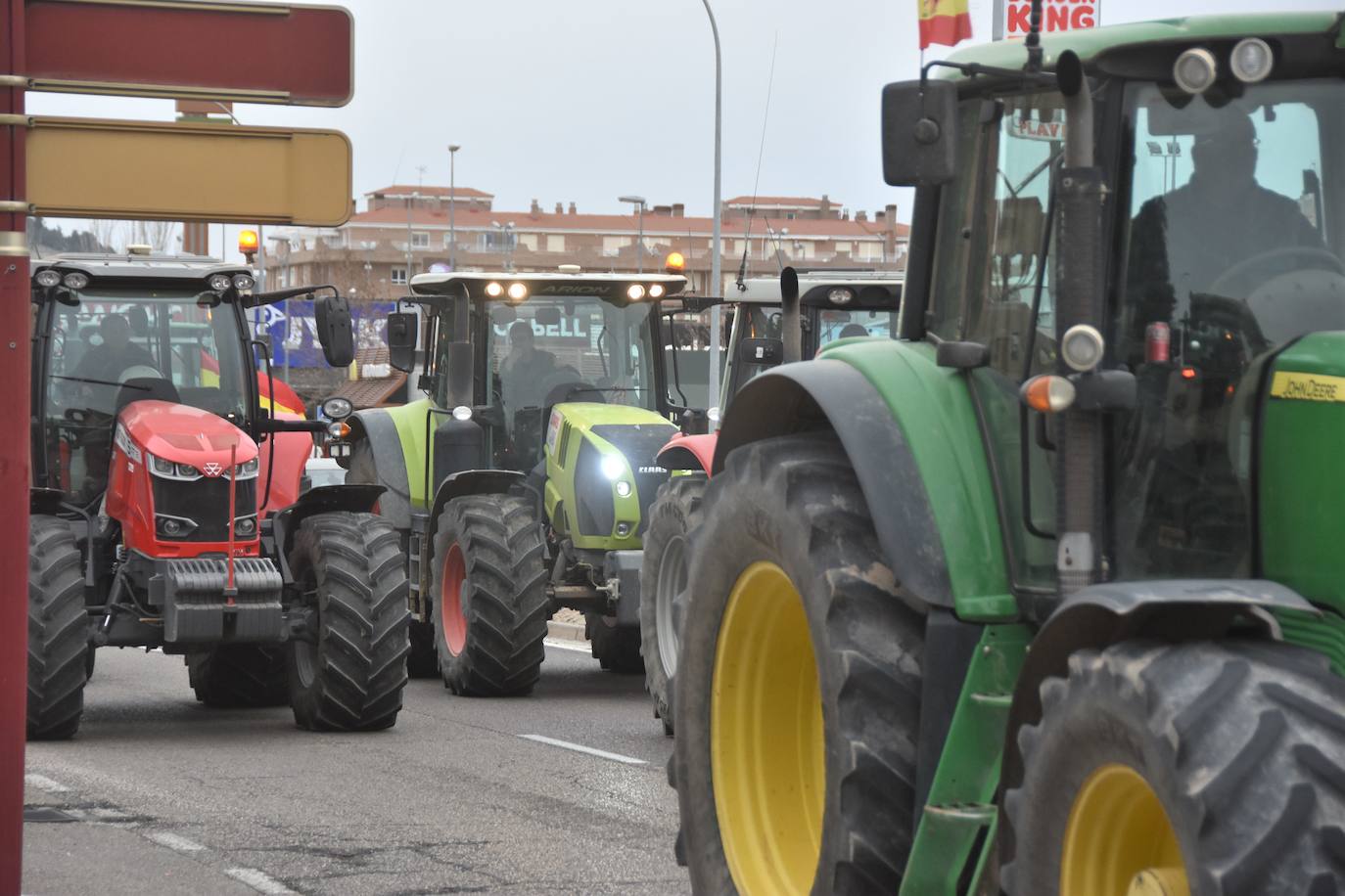 Los tractores invaden Palencia y protestan en la Delegación de la Junta