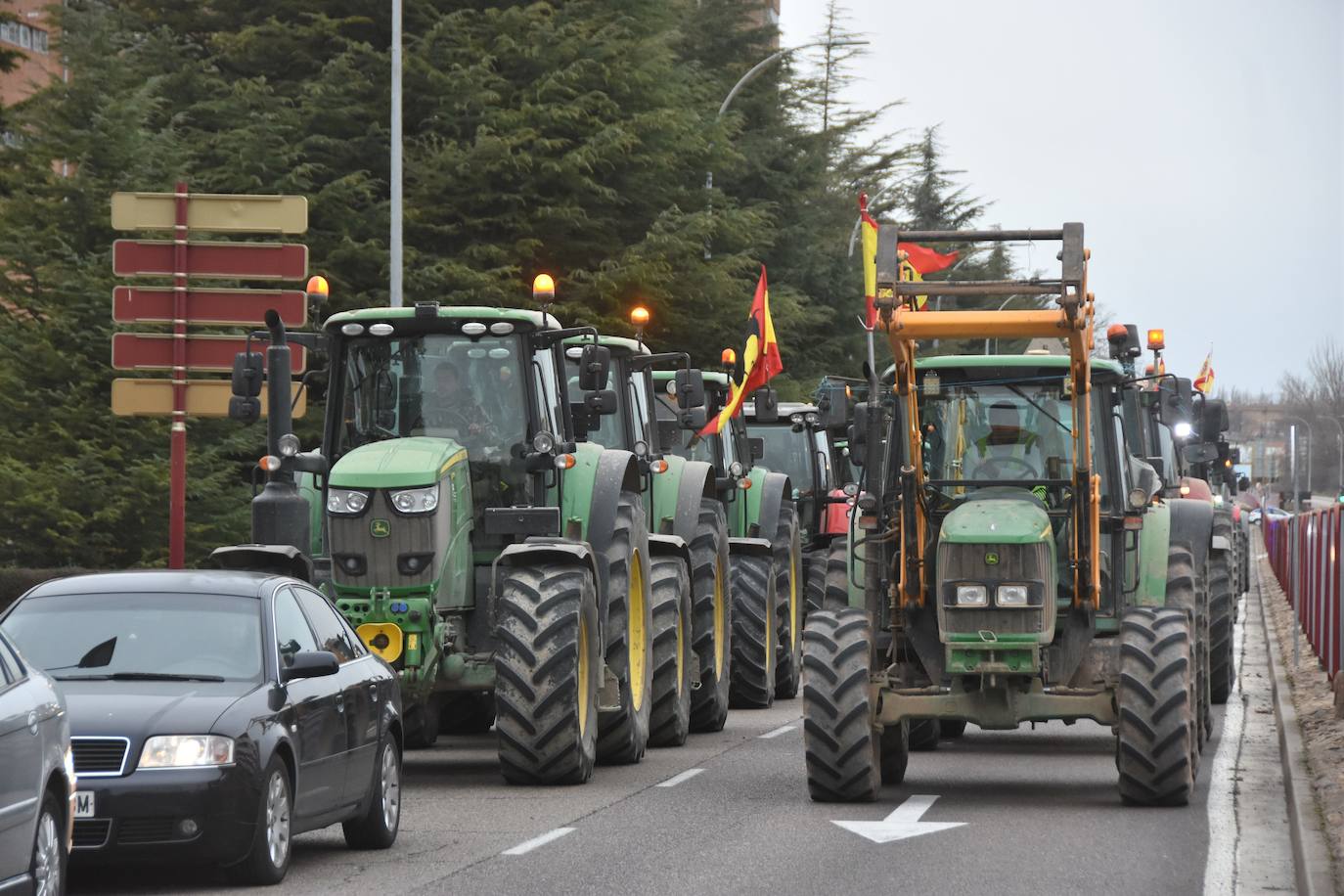 Los tractores invaden Palencia y protestan en la Delegación de la Junta