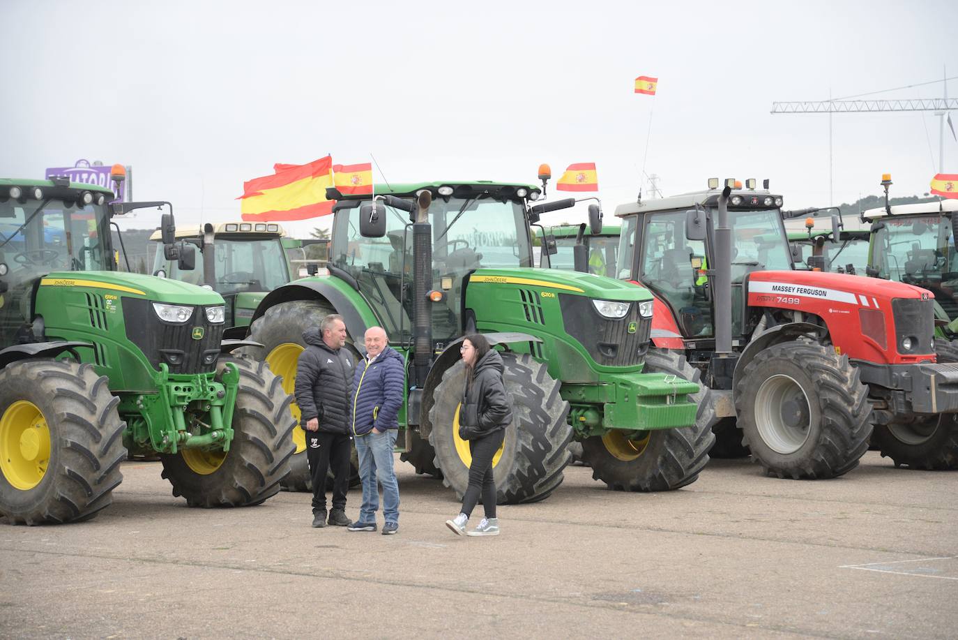 Los tractores invaden Palencia y protestan en la Delegación de la Junta