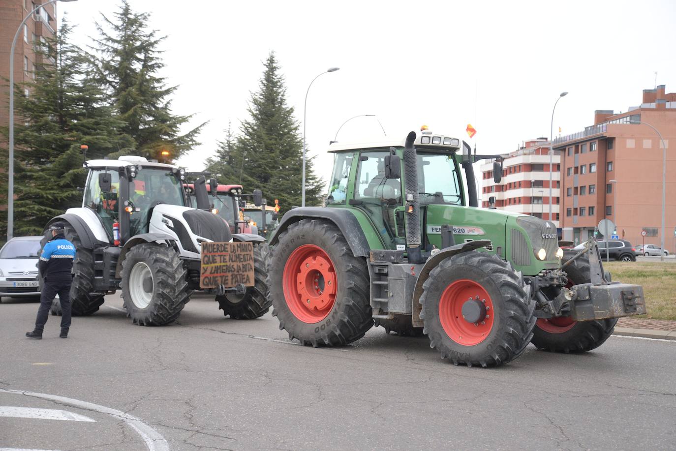 Los tractores invaden Palencia y protestan en la Delegación de la Junta