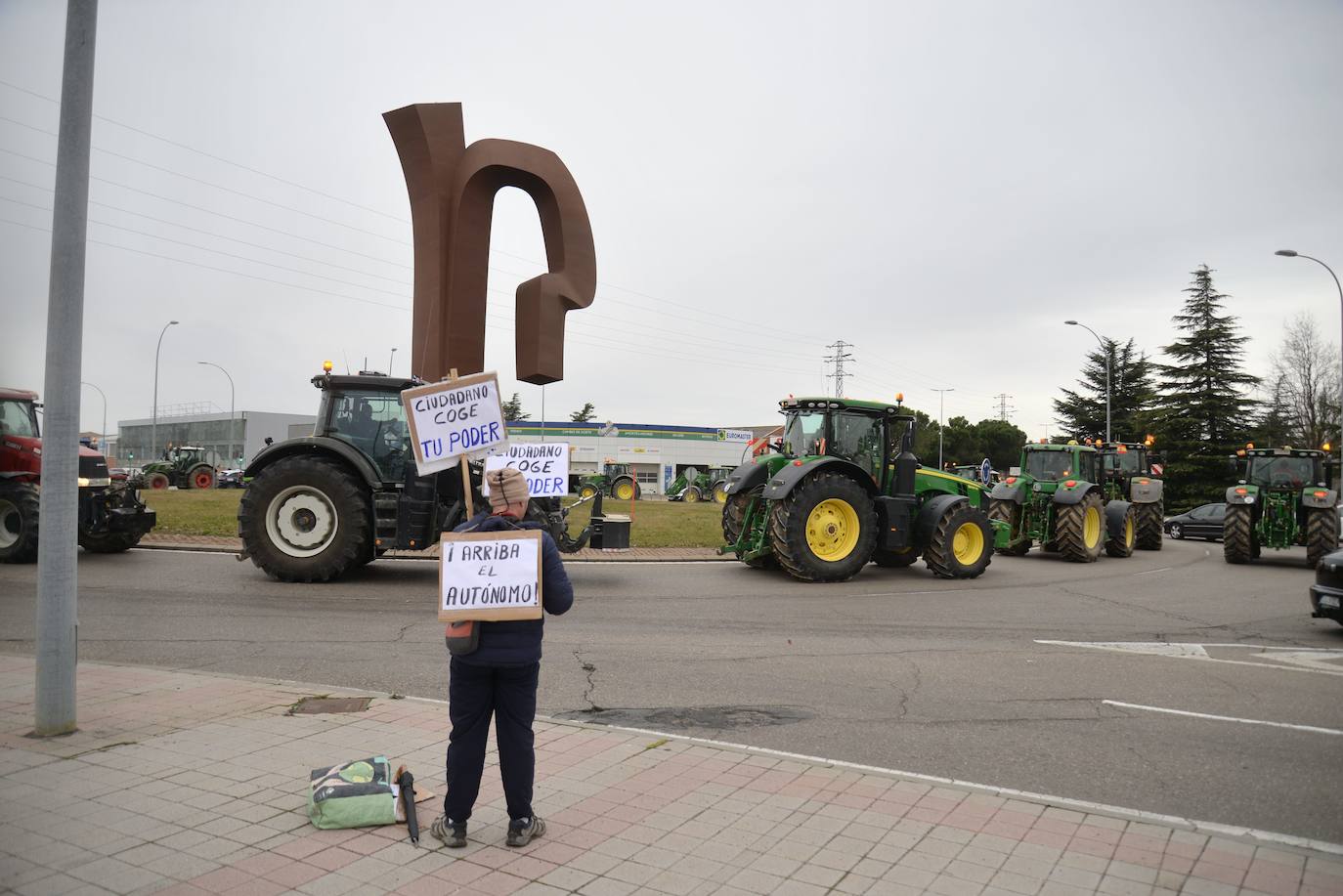 Los tractores invaden Palencia y protestan en la Delegación de la Junta