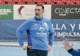 El técnico del Recoletas, durante un entrenamiento.