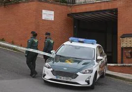 Un coche de la Guardia Civil frente a la casa donde se halló el cuerpo sin vida de la mujer.
