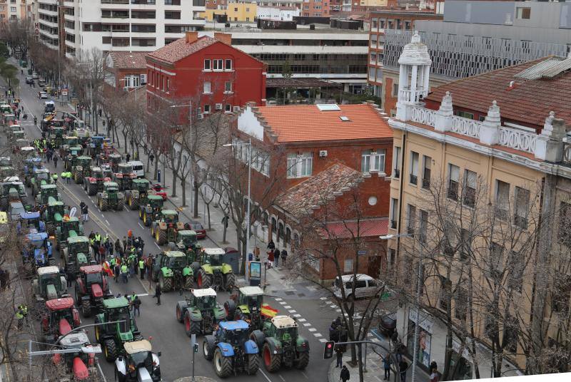 Las columnas de tractores, detenidas en la avenida Casado del Alisal.