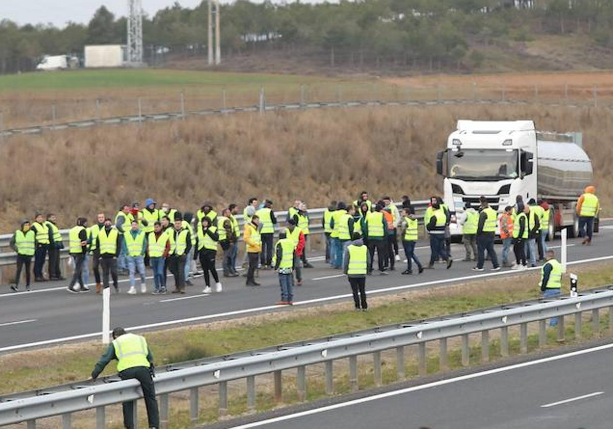 Los agricultores cortan la Autovía del Camino de Santiago en Palencia