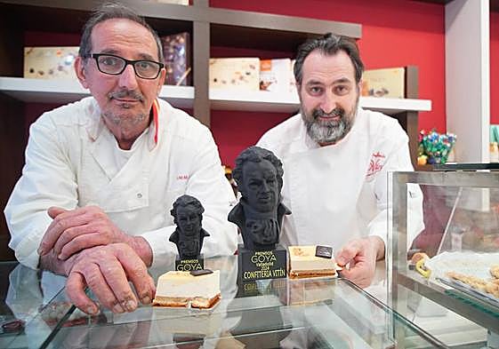 Ángel Mesonero y Rafael Mesonero, de Confitería Vitín, posando con el postre.