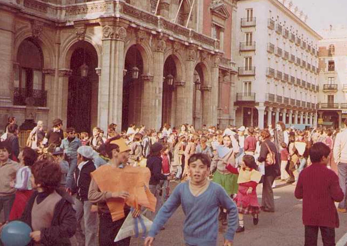 Imagen secundaria 1 - Arriba, carroza de disfraces en los Carnavales de 1914; abajo, niños disfrazados frente al Ayuntamiento en el Carnaval de 1981 y desfile en el de 1978.