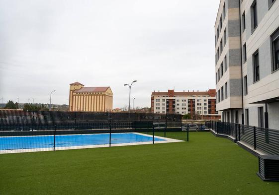 Bloque de viviendas y piscina comunitaria.