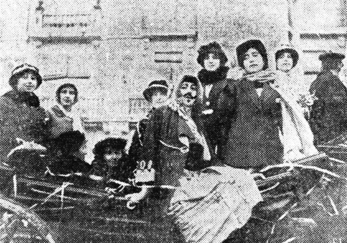 Imagen principal - Arriba, carroza de disfraces en los Carnavales de 1914; abajo, niños disfrazados frente al Ayuntamiento en el Carnaval de 1981 y desfile en el de 1978.