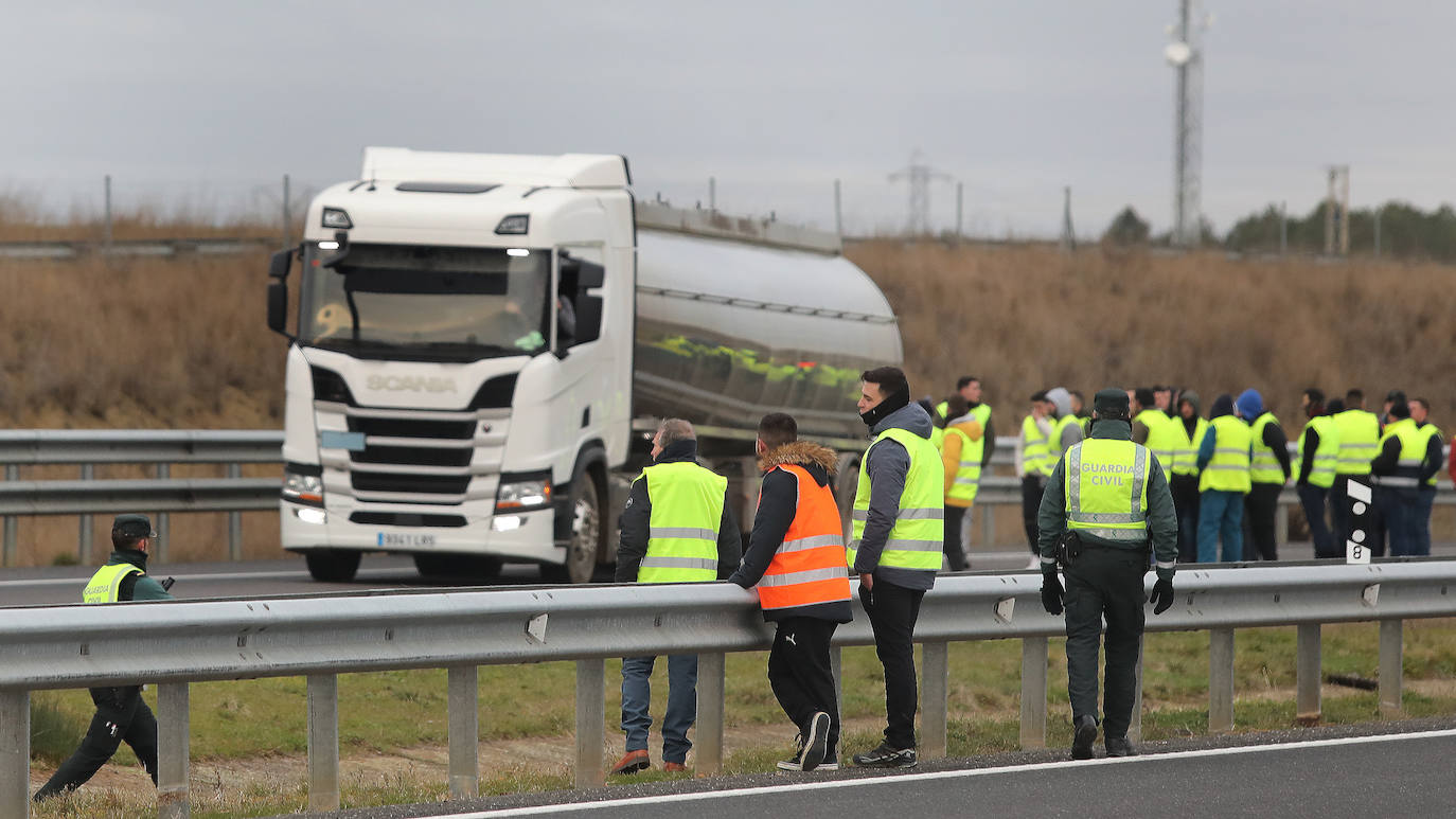 Así ha sido el corte de la autovía en Villaherreros
