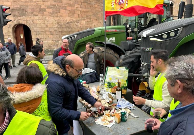 La mesa-tractor, en pleno uso para la merienda.