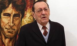 Félix Cano Valentín, junto a un retrato del torero Roberto Domínguez.