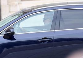 El Rey Felipe VI llega al Palacio Real en solitario conduciendo su coche.