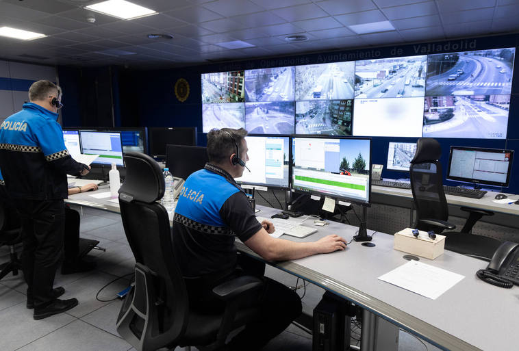 Agentes de la Policía Local trabajan en la sala de operaciones.