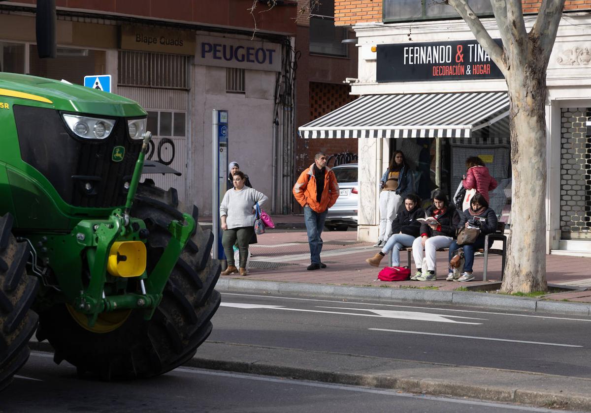 Un tractor circula por la Avenida de Gijón, durante la manifestación de este martes.