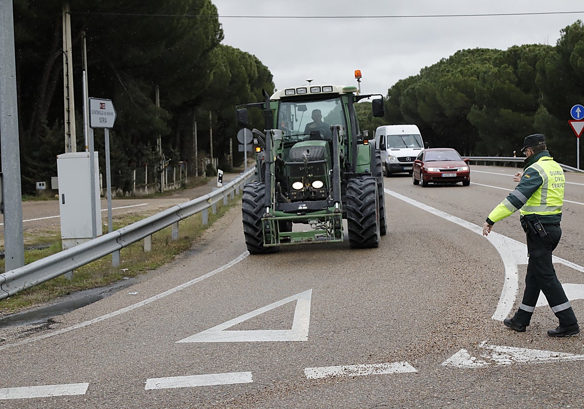 Uno de los tractores de la caravana reivindicativa es desviado al aparcamiento del restaurante La Maña, a la altura del cruce de la Nacional 1122 con la carretera de Traspinedo.