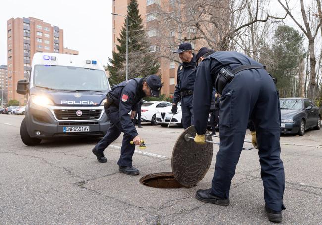 Agentes de la Policía Nacional inspeccionan las alcantarillas y el subsuelo en el entorno de la Feria de Valladolid.