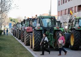 Los tractores aparcados delante de las Cortes de Castilla y León durante una de las protestas.